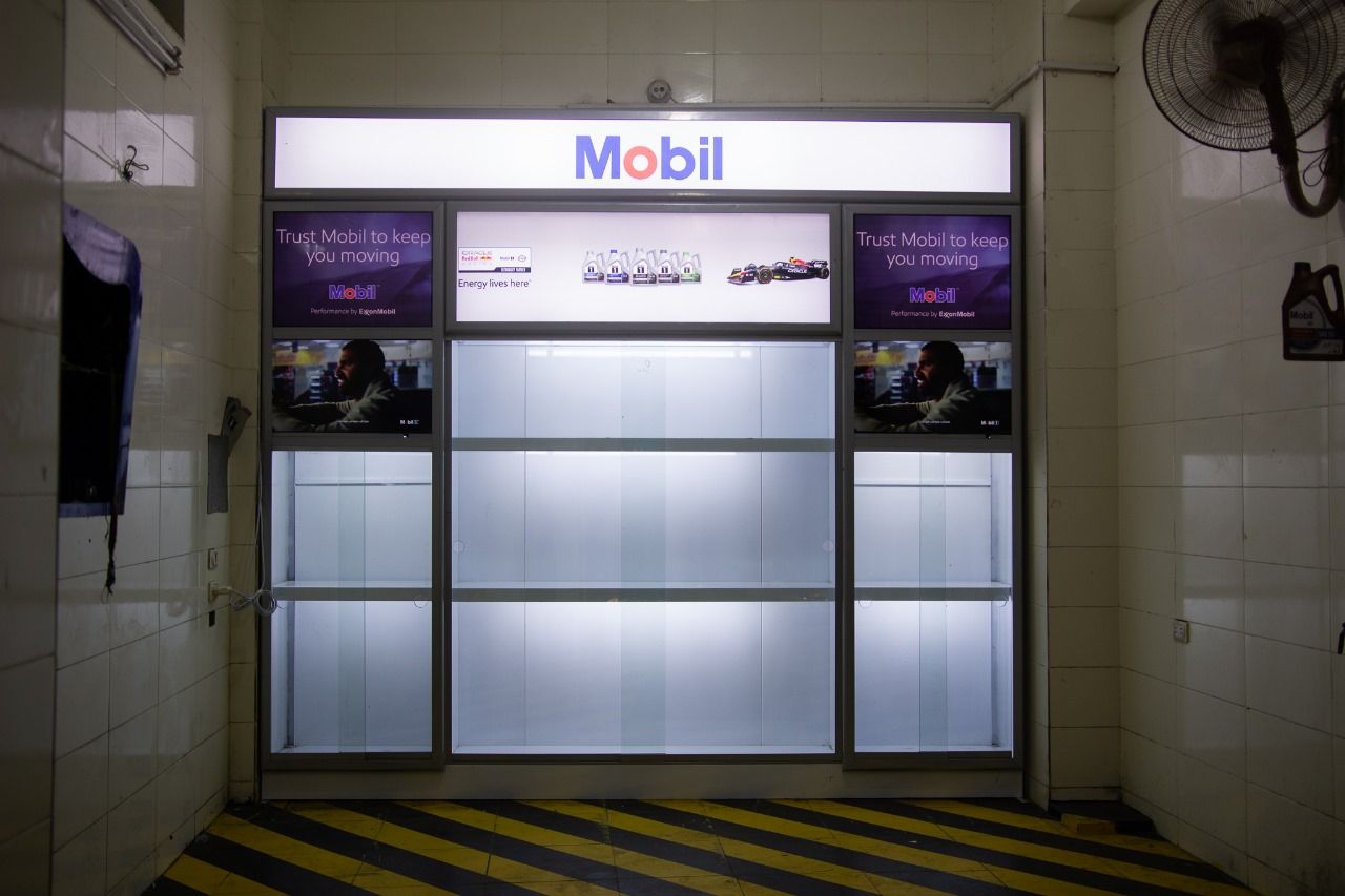 Illuminated Mobil product display cabinet